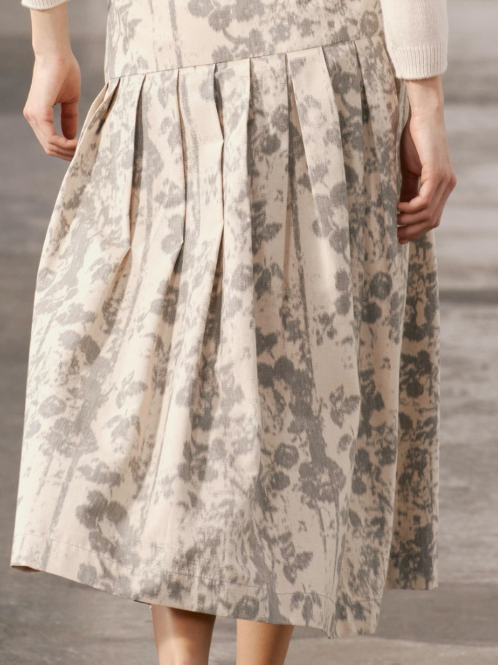 zara Womens Pleated Floral Midi Skirt in Beige and Gray